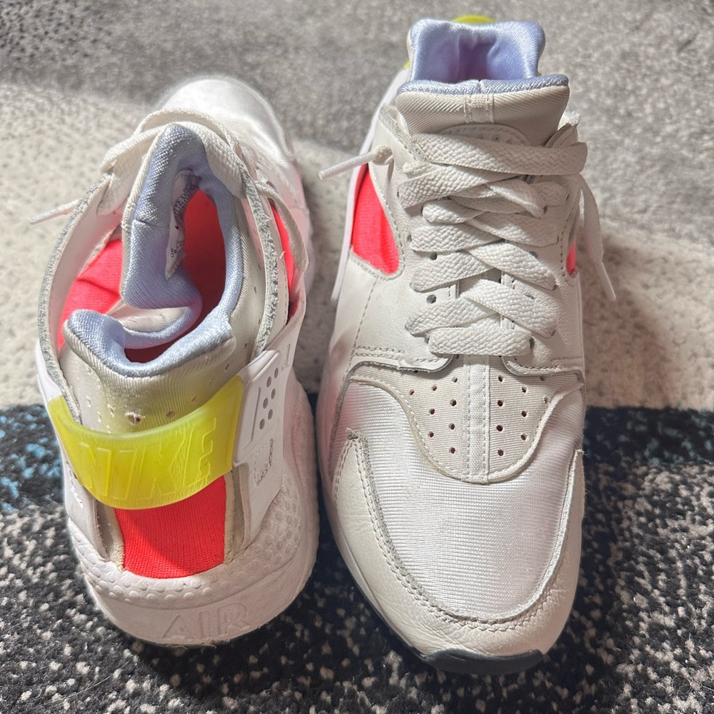 Nike Air Huarache Women’s Size 8 – White / Crimson / Volt
